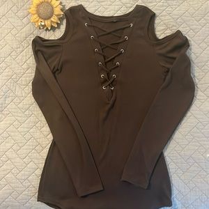 Cold shoulder lace front top 🌻